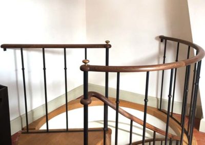 Rampe et garde-corps à barreaux sur escalier hélicoïdal