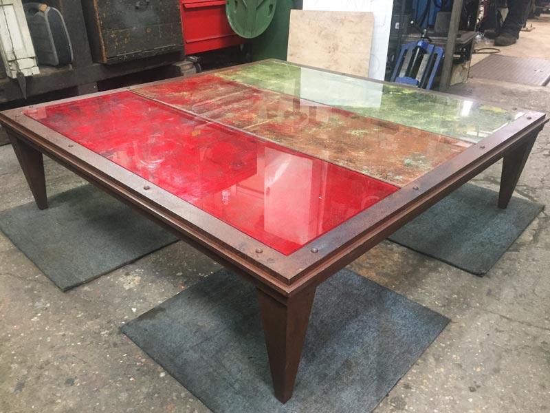 Table en acier patiné & plateaux de verre