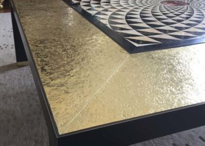 Table en laiton texturé poli patiné & plateau en marbre