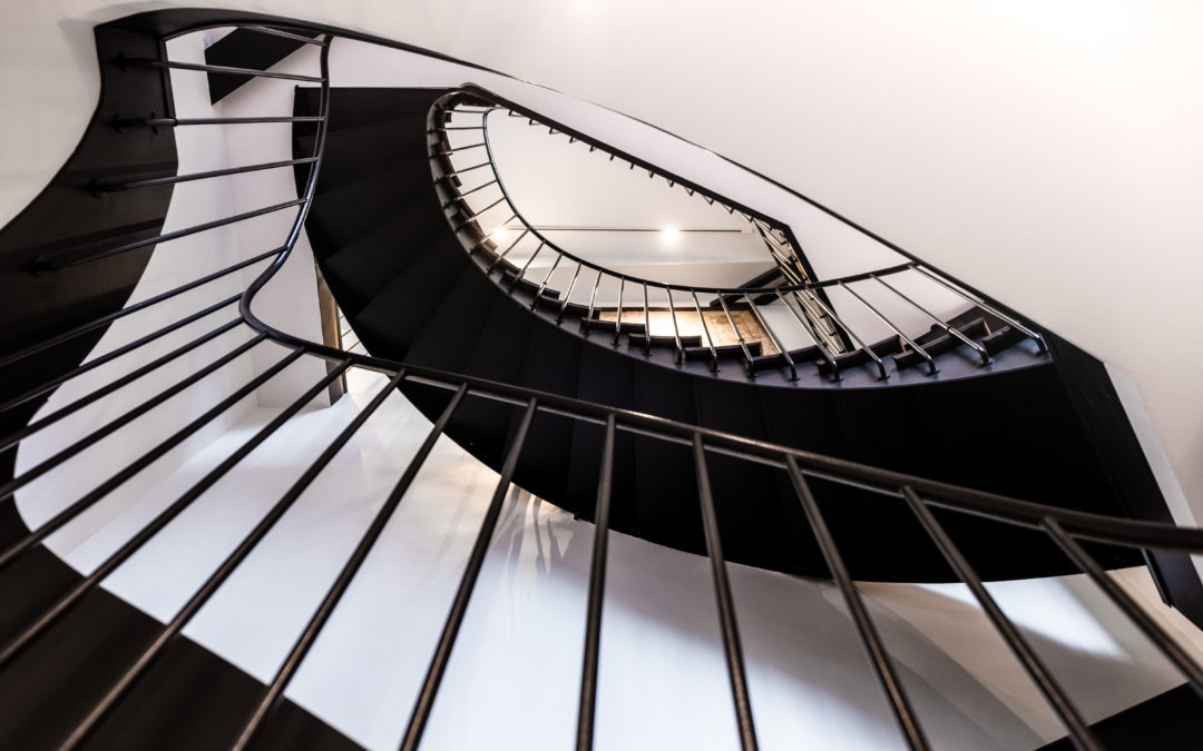 Rampe d’escalier à l’anglaise balancée sur deux niveaux