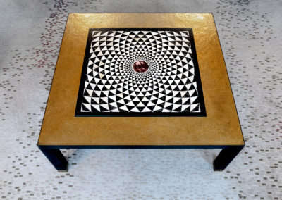 Table en laiton texturé poli patiné & plateau en marbre