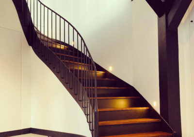 Rampe d’escalier à l’anglaise balancée sur deux niveaux