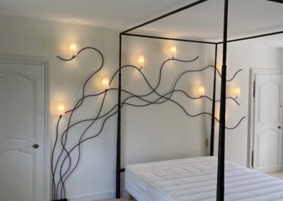 Ensemble luminaire et lit a baldaquin en acier