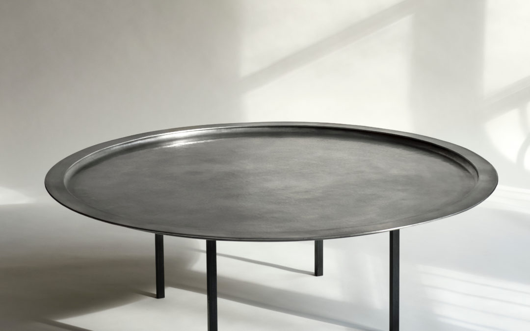 Table en étain texturé