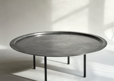 Table en étain texturé