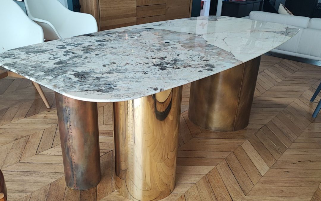 Table basse marbre et laiton patiné